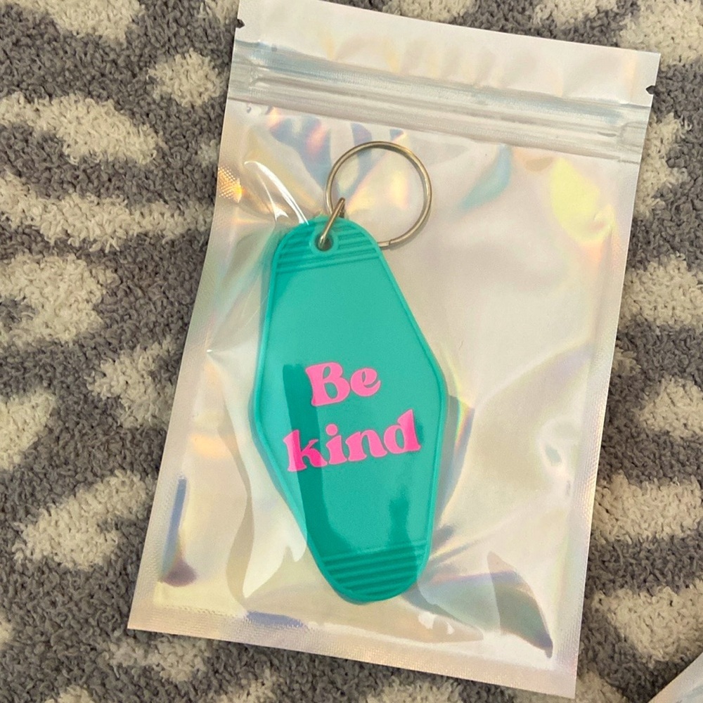 BE KIND HANDMADE MOTEL KEYCHAIN